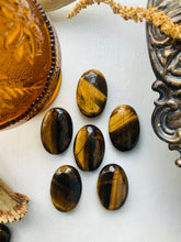 Load image into Gallery viewer, TIGER EYE PALMSTONE